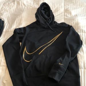 Woman’s Nike therma-fit hooded sweatshirt